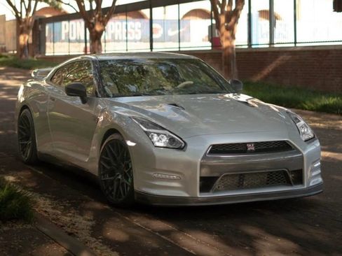 Used 2015 Nissan GT-R Premium image 2
