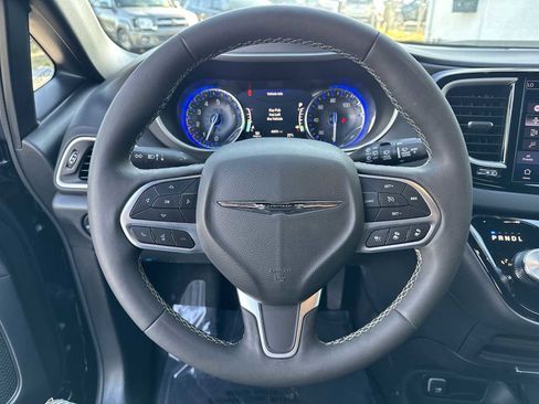 Used 2025 Chrysler Pacifica Select FWD image 21