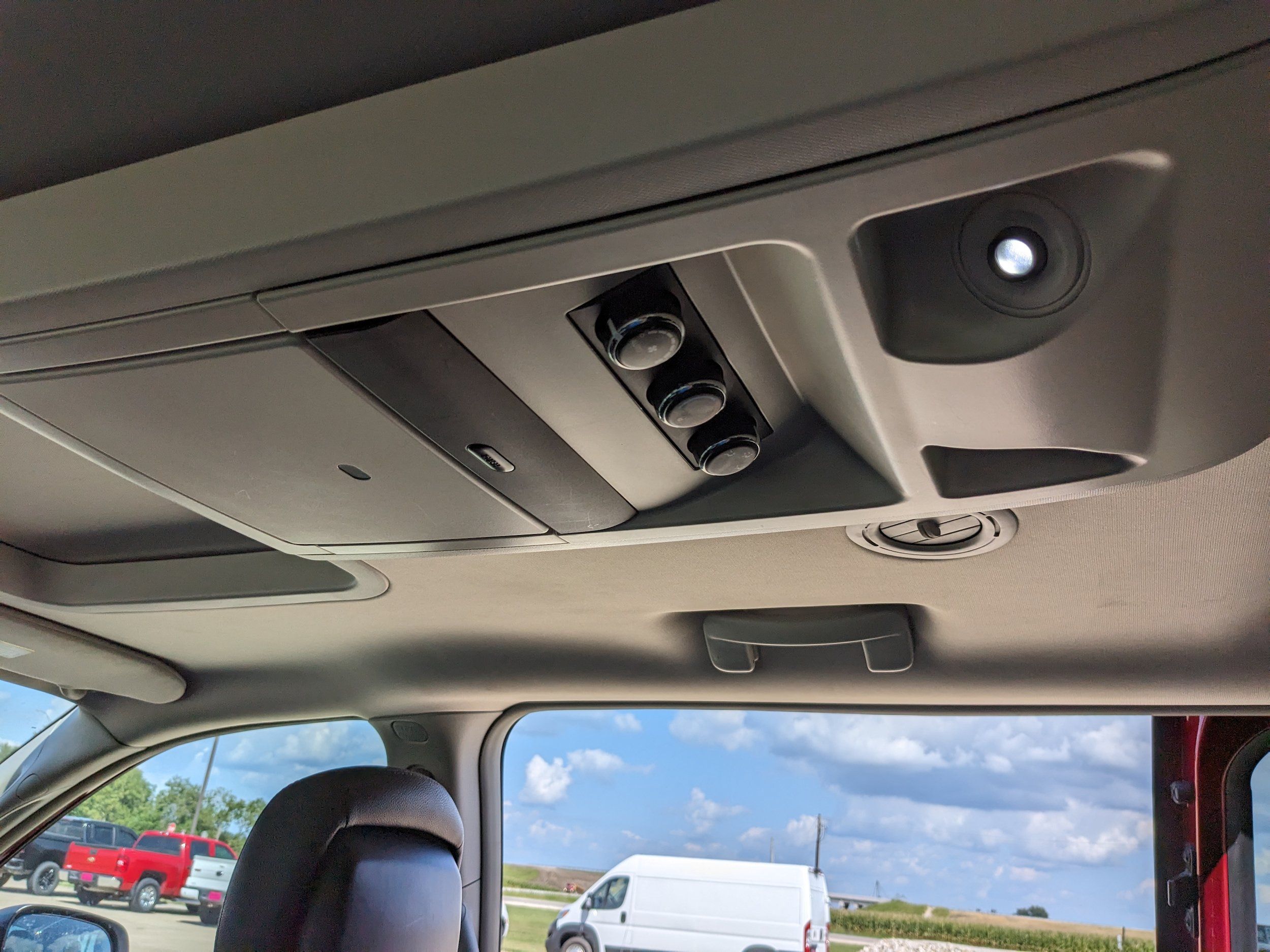 Used 2016 Chrysler Town & Country Touring-L FWD image 40