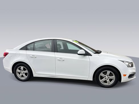 Used 2015 Chevrolet Cruze LT image 2