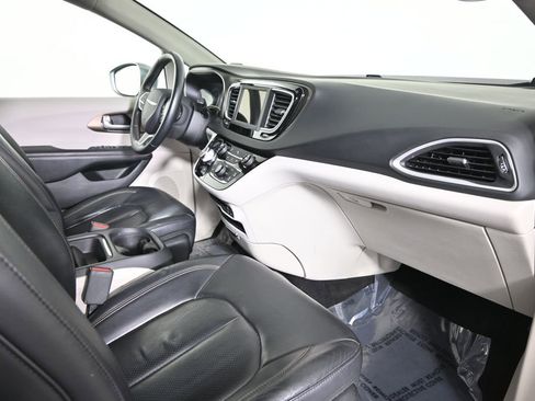 Used 2018 Chrysler Pacifica Touring-L image 14