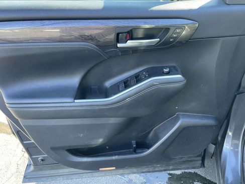 Used 2021 Toyota Highlander Platinum image 25