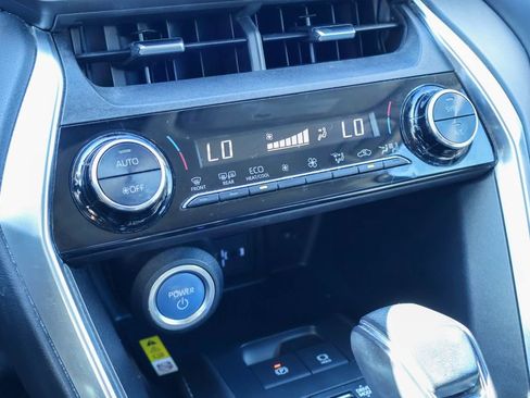 Used 2021 Toyota Venza Limited image 14