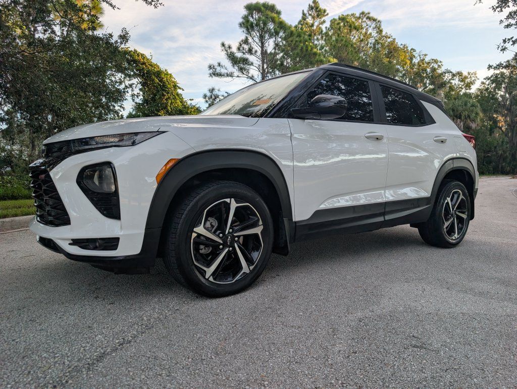 Used 2023 Chevrolet TrailBlazer RS w/ Sun and Liftgate Package AWD/4WD image 3