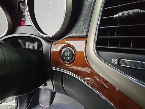 Used 2011 Jeep Grand Cherokee Limited w/ Luxury Group II image 22