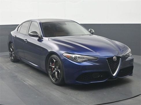 Used 2019 Alfa Romeo Giulia image 2