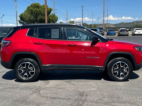 Used 2025 Jeep Compass Trailhawk AWD/4WD image 3