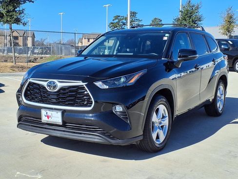 Used 2023 Toyota Highlander LE image 3