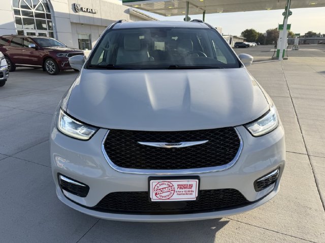 Used 2021 Chrysler Pacifica Touring-L w/ Uconnect Theater Family Group FWD image 4