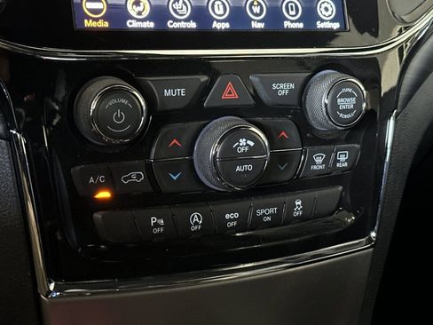 Used 2021 Jeep Grand Cherokee Laredo X AWD/4WD image 18