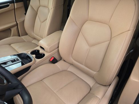 Used 2024 Porsche Macan AWD/4WD image 22