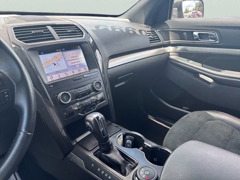 Used 2019 Ford Explorer XLT w/ Equipment Group 202A AWD/4WD image 21