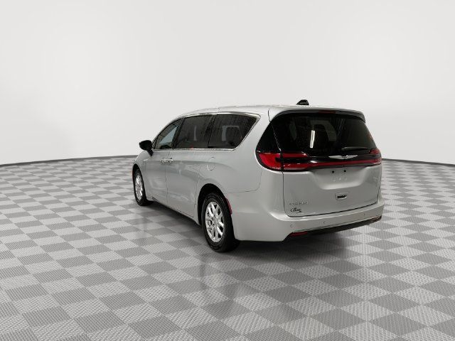 Used 2024 Chrysler Pacifica Touring-L FWD image 8