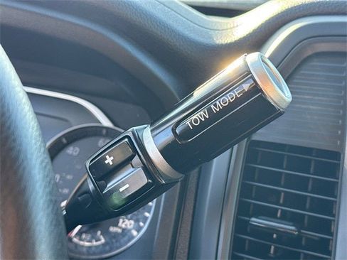 Used 2022 Nissan Titan SV image 28