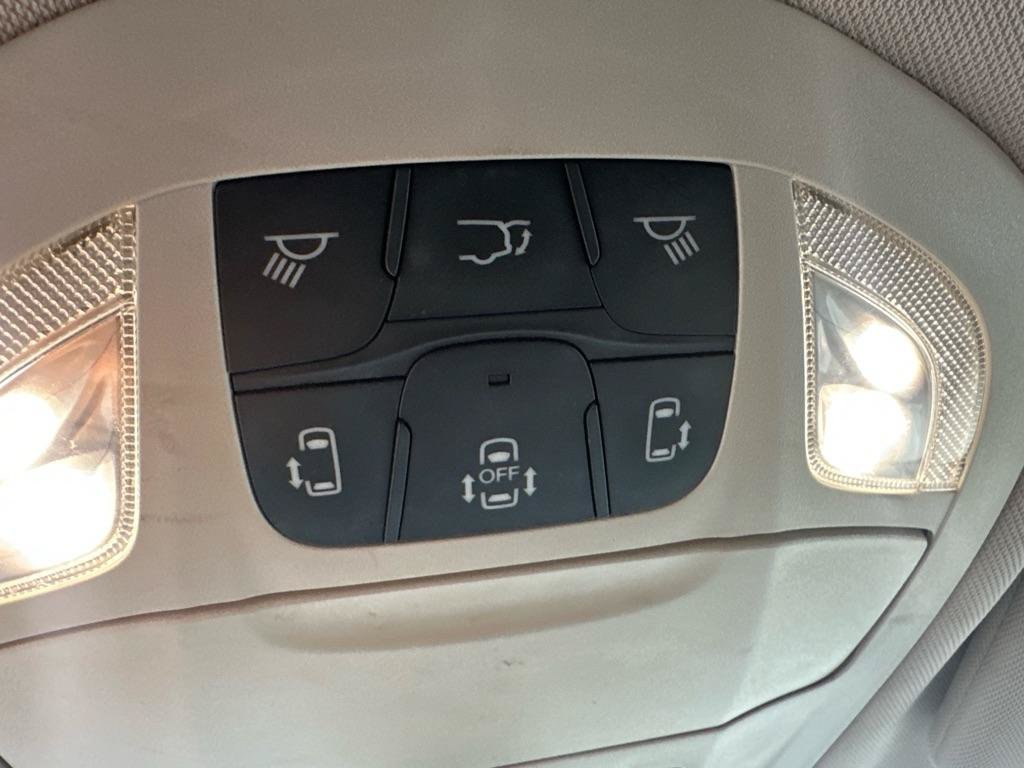 Used 2017 Chrysler Pacifica Touring Plus w/ Tire & Wheel Group FWD image 39