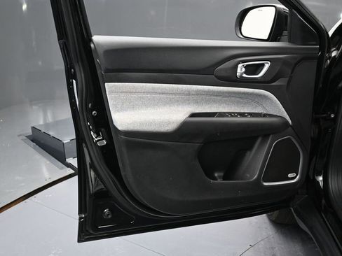 Used 2022 Jeep Compass Latitude w/ Sun and Sound Group image 39