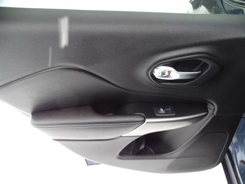 Used 2019 Jeep Cherokee Latitude Lux w/ Comfort & Convenience Group image 35