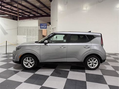 Used 2023 Kia Soul LX w/ LX Technology Package image 8