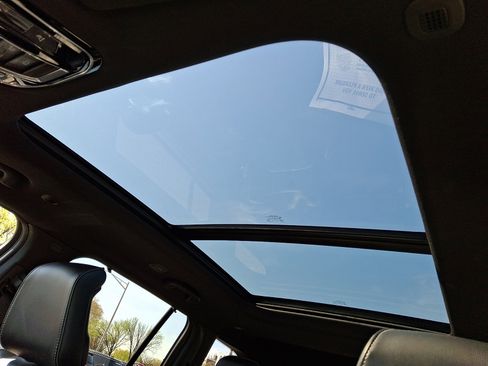 Used 2023 Jeep Grand Cherokee Overland w/ Luxury Tech Group IV AWD/4WD image 14