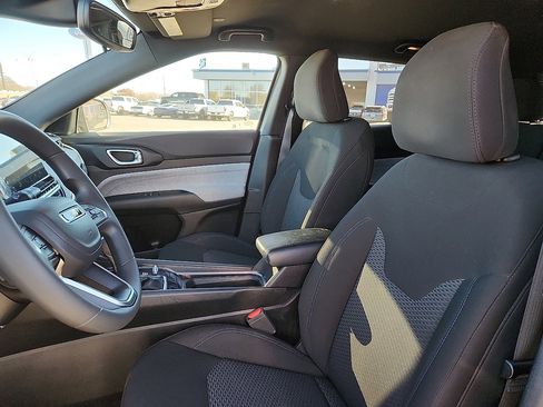 Used 2023 Jeep Compass Sport image 7