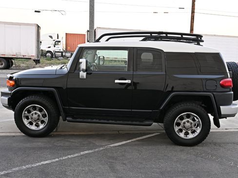 Used 2011 Toyota FJ Cruiser 4WD w/ Convenience Pkg image 4