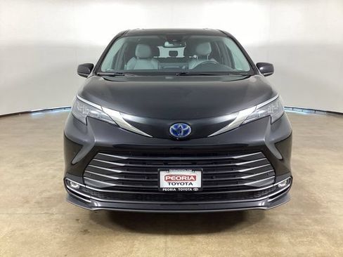 Used 2025 Toyota Sienna XLE FWD image 3