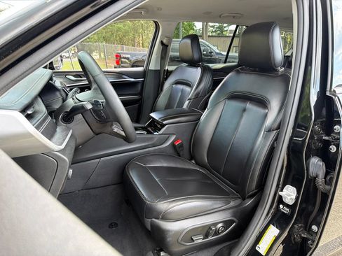 Used 2023 Jeep Grand Cherokee L Limited AWD/4WD image 19