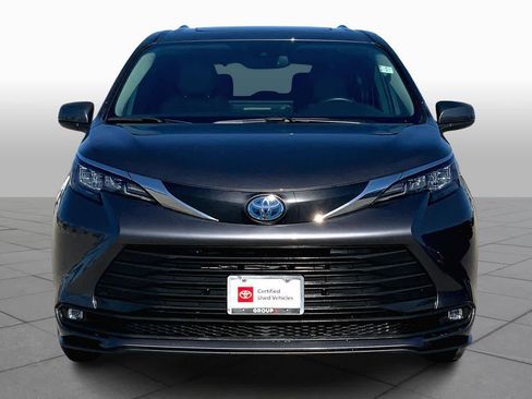 Used 2025 Toyota Sienna XLE image 3