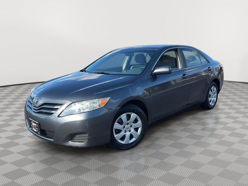 Used 2011 Toyota Camry LE image 1