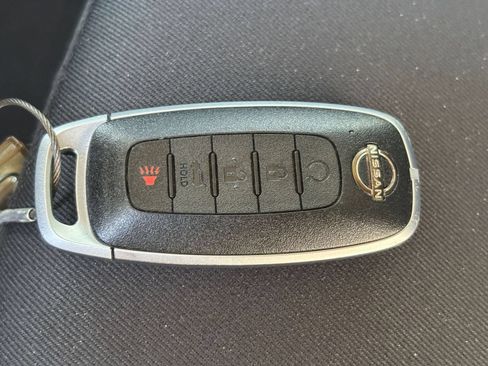 Used 2025 Nissan Pathfinder SV FWD image 27
