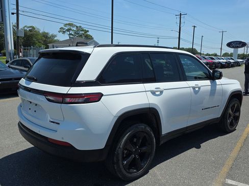 Used 2023 Jeep Grand Cherokee Limited w/ Luxury Tech Group II AWD/4WD image 5