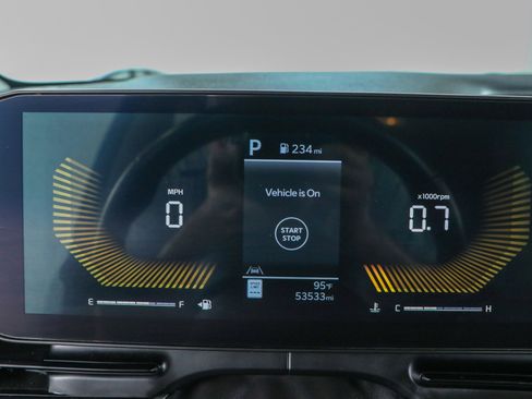 Used 2025 Kia Carnival FWD image 15