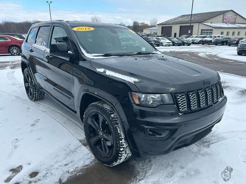 Used 2018 Jeep Grand Cherokee Altitude image 3