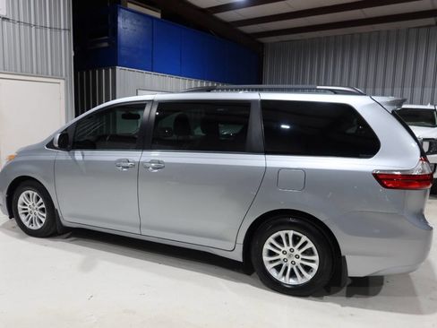 Used 2017 Toyota Sienna XLE w/ XLE Navigation Package FWD image 2