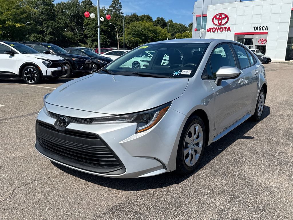 Used 2024 Toyota Corolla LE FWD image 3