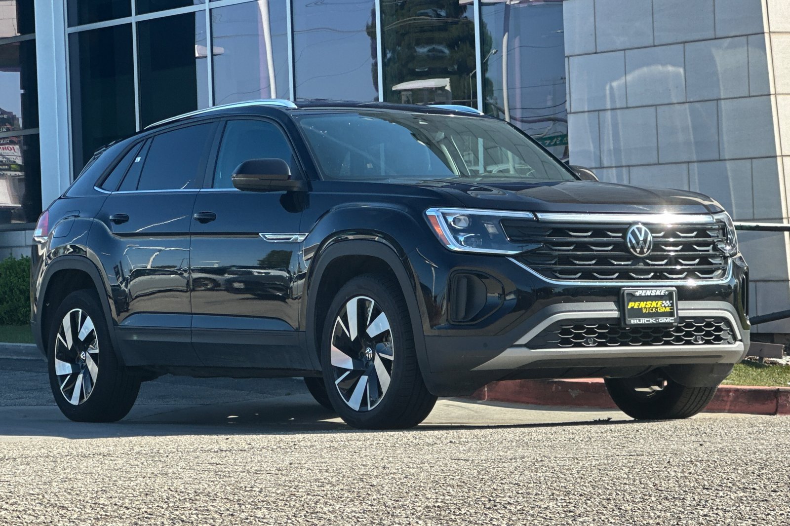Used 2025 Volkswagen Atlas Cross Sport SE AWD/4WD image 2