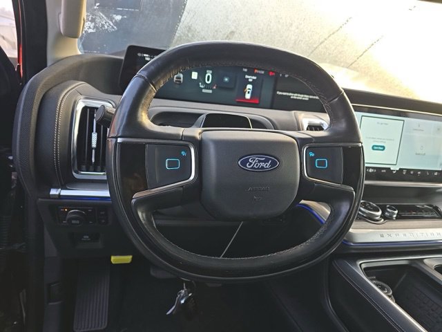 Used 2025 Ford Expedition Platinum w/ Driver's Package AWD/4WD image 11