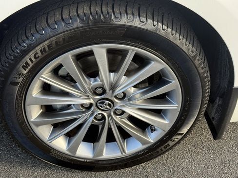 Used 2018 Toyota Avalon Limited image 11