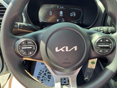 Used 2025 Kia Soul LX w/ LX Technology Package FWD image 30