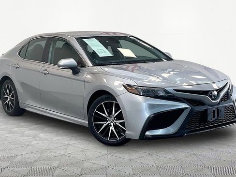 Used 2022 Toyota Camry SE FWD image 3