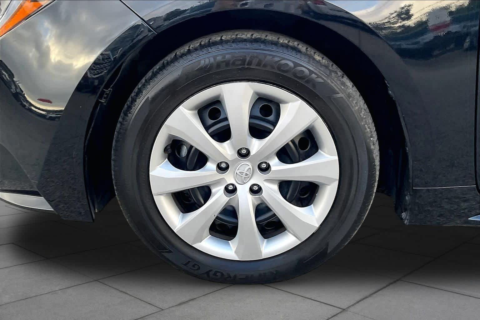 Used 2025 Toyota Corolla LE FWD image 11