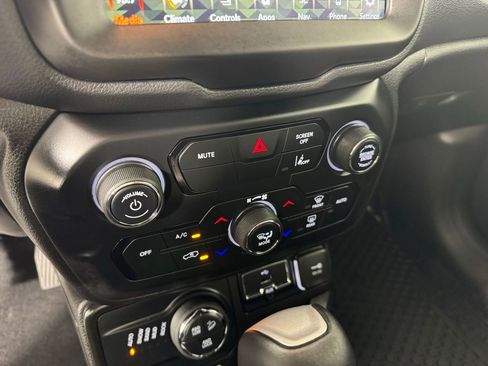 Used 2023 Jeep Renegade Trailhawk w/ Trailhawk Elite Group image 18