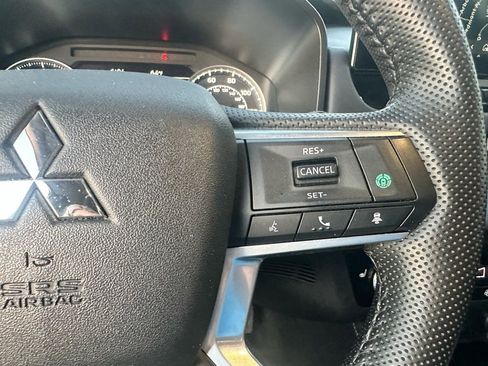 Used 2025 Mitsubishi Outlander SE image 22