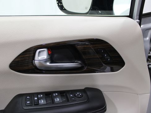 Used 2024 Chrysler Pacifica Limited image 8