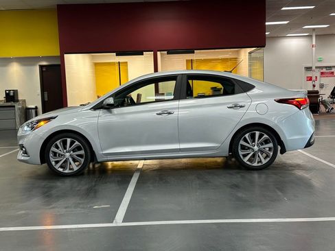 Used 2021 Hyundai Accent Limited image 3