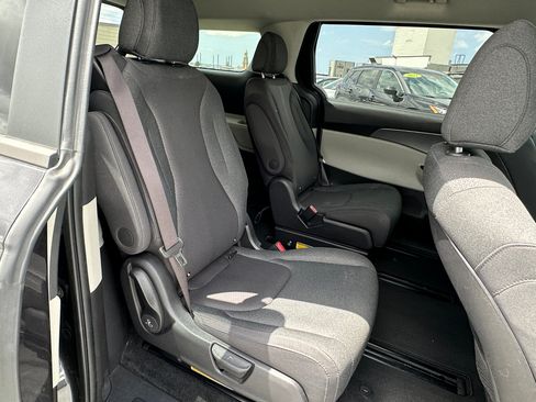 Used 2024 Kia Carnival LX FWD image 20