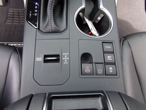 Used 2025 Toyota Highlander XLE AWD/4WD image 35