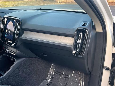 Used 2025 Volvo XC40 B5 Core w/ Protection Package Premier image 19