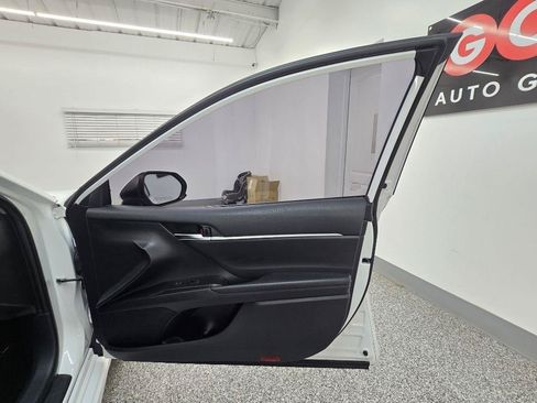 Used 2021 Toyota Camry SE FWD image 31
