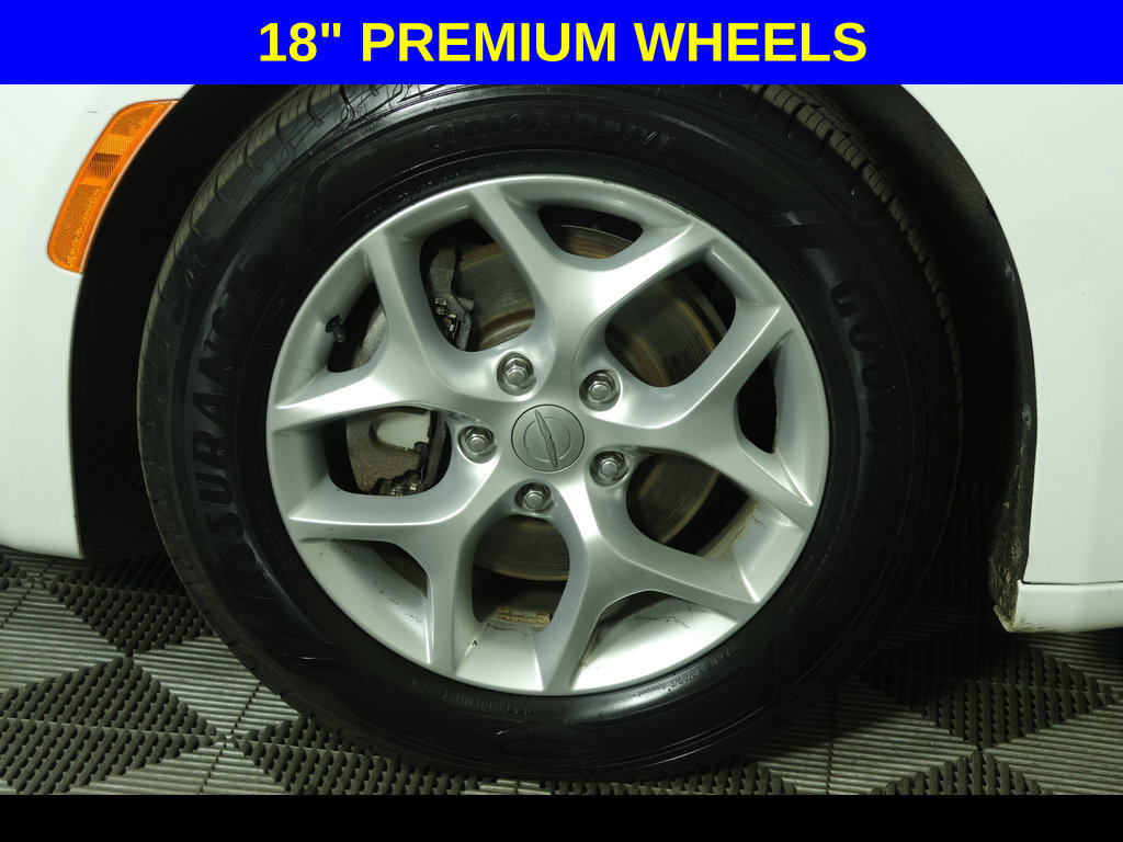 Used 2017 Chrysler Pacifica Touring-L w/ Tire & Wheel Group FWD image 6